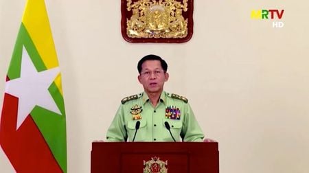 ミャンマー国軍のミン・アウン・フライン総司令官は８日、軍事クーデターによる政権掌握後初めてテレビ演説し、感情ではなく事実を重視するよう国民に訴えた。MRTV提供（２０２１年　ロイター）