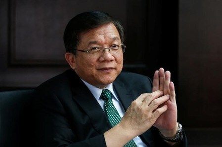 　４月２１日、台湾の李世光・経済部長はロイターの取材に応じ、台湾の対米貿易黒字は米政府の想定よりもかなり少ないため、話し合いを通じ、米財務省の為替監視対象から台湾が除外される可能性があるとの見方を示した。写真はインタビューに答える同経済部長。台北で１９日撮影（２０１７年　ロイター／Tyrone Siu）