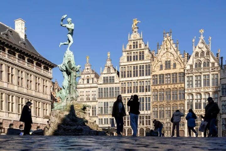 パリのルーブル美術館で窃盗事件が起きた数時間後、ベルギー警察がフランス当局から「盗まれた宝飾品を売ろうとする人物がいないか警戒してもらいたい」と要請を受けたことが、ベルギーの港湾都市アントワープの警察官らの話で分かった。写真は７日、アントワープで撮影（２０２５年　ロイター/Geert Vanden Wijngaert）