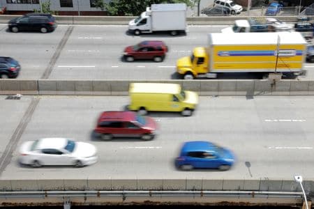 　米環境保護局（ＥＰＡ）は２９日、トラクタートレーラー（セミトラック）やバスなど大型車の排気ガス規制基準を厳格化する規制案の最終調整を行っていると発表した。写真はニューヨークの高速道路。２０１８年８月撮影（２０２４年　ロイター/Lucas Jackson）