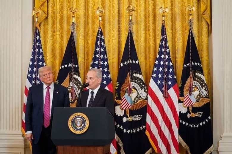 トランプ米大統領は１８日、暗号資産（仮想通貨）ステーブルコイン規制法案「ジーニアス法」に署名し、同法が成立した。同日撮影（２０２５年　ロイター/Nathan Howard）