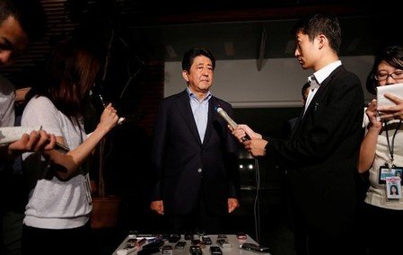 　７月３日、政府は同日午前、バングラデシュの首都ダッカで発生した人質殺害事件に関し、首相官邸で国家安全保障会議（ＮＳＣ）を開催した。安倍晋三首相（写真中央）は会合後、日本人７人が死亡したことは「本当に残念」とし、「（今回の事件は）許し難いテロであり、強い憤りを覚える」と述べた。官営で２日撮影（２０１６年　ロイター／Toru Hanai）