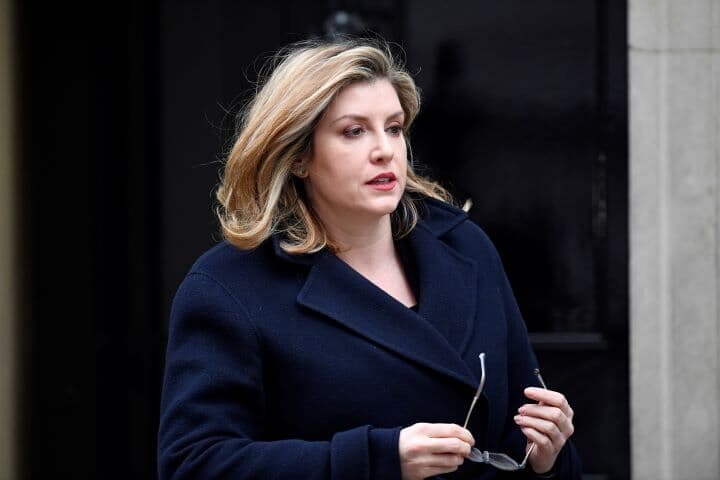 首相官邸から出る国際開発相時代のモーダント（2019年1月）　Toby Melville-REUTERS