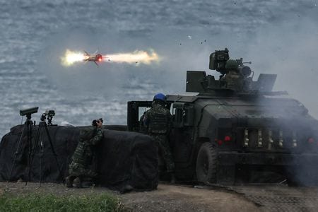 写真はアメリカ製の対戦車ミサイルを発射する台湾軍兵士。2024年8月、台湾の屏東県で撮影。REUTERS/Ann Wang
