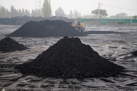 中国国家発展改革委員会（発改委）は２４日、一般炭（５５００キロカロリー）の秦皇島港での中長期取引価格レンジを１トン＝５７０─７７０元（８６．９８─１２１．７７ドル）に設定した。資料写真、２０２１年１１月、河南省（２０２２年　ロイター／Aly Song）