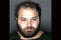 イスラムを崇拝し、恋人を求め、被害妄想があった？ 米スーパー銃撃犯の素顔