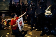 スペイン警察、カタルーニャ州政府を捜索　住民投票阻止へ実力行使