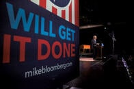 ブルームバーグは打倒トランプの救世主か、民主主義を破壊する億万長者か
