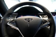 テスラ新型「モデル３」30台を従業員に納入　事前予約は50万台超