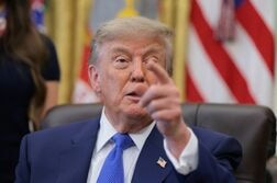 トランプ氏、イランは「降伏の白旗掲げるべき」　オマーン空爆も警告