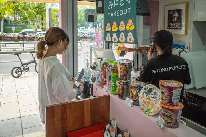 「とんありおにぎり」の店内