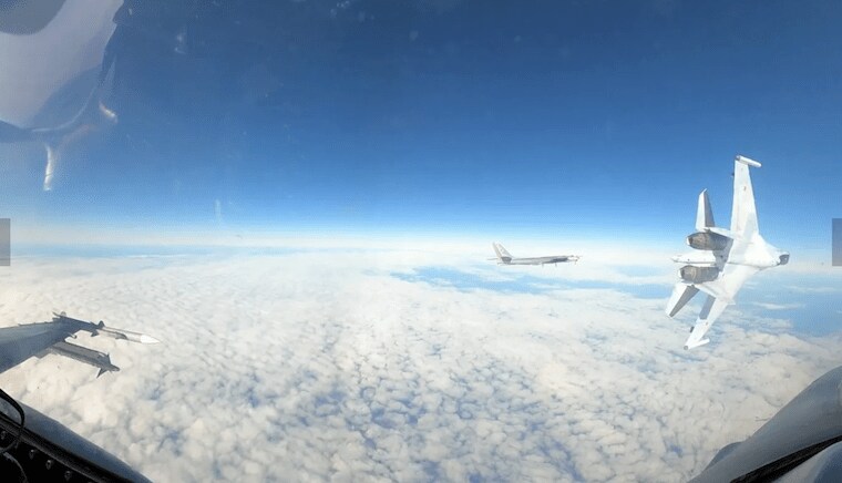 米軍16とロシア軍のツボレフ95爆撃機、スホイ35戦闘機