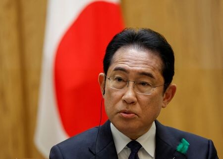 岸田文雄首相は２６日の衆院予算委員会集中審議で、首相公邸での親族との食事や写真撮影が報じられた息子の岸田翔太郎秘書官に「厳しく注意した」ことを明らかにした。資料写真、4月に都内で撮影（２０２３年　ロイター／ISSEI KATO）
