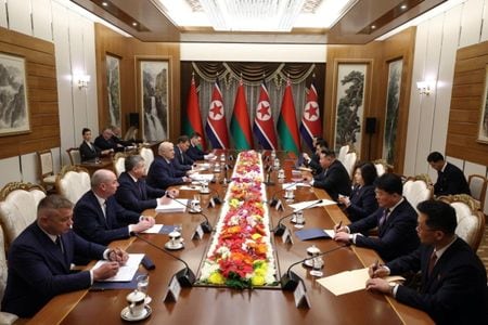 3月26日、平壌で会談するベラルーシのルカシェンコ大統領と北朝鮮の金正恩朝鮮労働党総書記。ベラルーシ大統領府提供。REUTERS