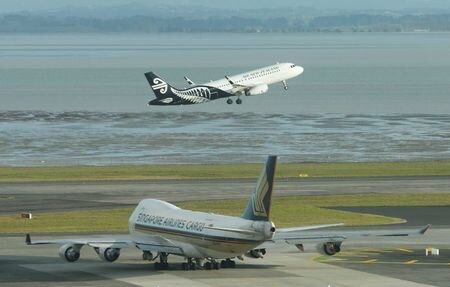 ニュージーランド（ＮＺ）航空は３０日、出張目的の国内線利用が新型コロナウイルス感染拡大前の水準の９０％にまで回復したと明らかにした。写真はオークランド空港で２０１７年９月撮影（２０２１年　ロイター／Nigel Marple）