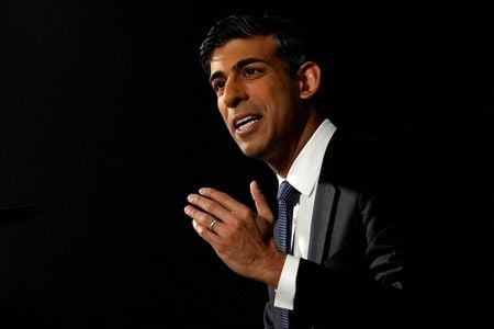 スナク英首相（写真）は２３日、外交職員とその家族が軍の作戦によってスーダンから退避したと明らかにした。資料写真、１７日、代表撮影（２０２３年　ロイター）