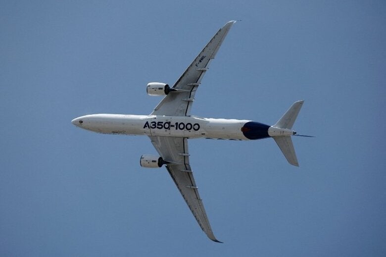 パリ近郊のル・ブルジェ空港で開催された国際航空ショーで展示されたエアバスA350-1000型旅客機。2025年6月18日撮影　 REUTERS/Benoit Tessier