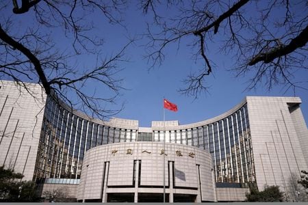 北京の人民銀前で2020年2月撮影。REUTERS/Jason Lee