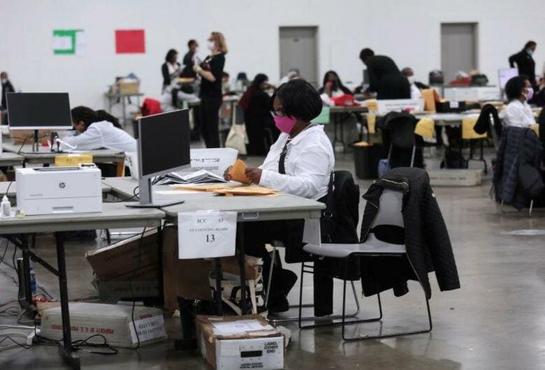 トランプ米大統領は大統領選で、票の再集計によってバイデン前副大統領の勝利を阻めたらと期待している。写真はミシガン州デトロイトの開票所で3日撮影（2020年　ロイター/Rebecca Cook）