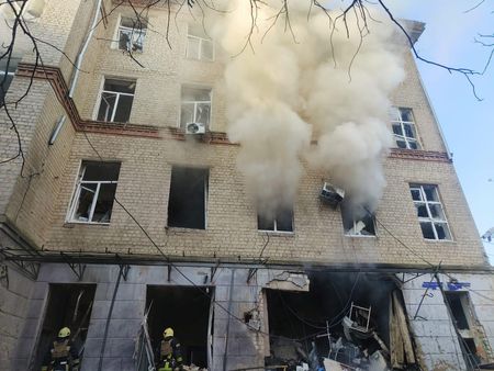 　ウクライナ当局は、９月２８日に北東部スムイの病院にロシアによる攻撃があり、１０人が死亡、少なくとも２２人が負傷したと明らかにした。同日撮影の提供写真。State Emergency Service of Ukraine（２０２４年　ロイター）