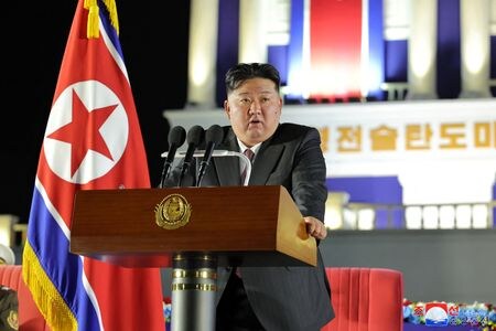 ８月４日、北朝鮮の金正恩朝鮮労働党総書記は、新型戦術弾道ミサイルシステムの軍部隊への引き渡しを指揮した。国営の朝鮮中央通信（ＫＣＮＡ）が５日伝えた。写真はＫＣＮＡ提供。４日撮影（２０２４年　ロイター）