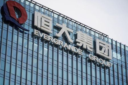 　１月１３日、中国不動産開発大手の中国恒大集団は、同社の主要なオフショア子会社の一つであるＣＥＧホールディングスに対して、香港の裁判所が清算（法的整理）を命じたと発表した。写真は中国恒大のロゴ。深センで２０２１年９月撮影（２０２５　ロイター／Aly Song）