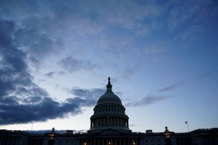 米議会で協議されているウクライナ追加支援と米国の国境警備強化などの予算案について、議会上院指導部は１９日、 民主・共和両党の交渉が続いているため、来年初めまで採決されないとの見方を示した。    １８日撮影（２０２３年　ロイター/Elizabeth Frantz）