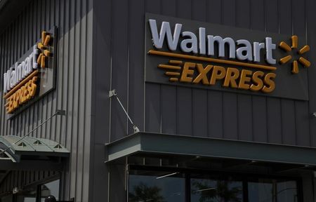 １月１５日、米ウォルマート・ストアーズは、世界で不採算店舗２６９店を閉鎖すると発表した。写真は２０１１年、シカゴで撮影（２０１６年　ロイター/John Gress）