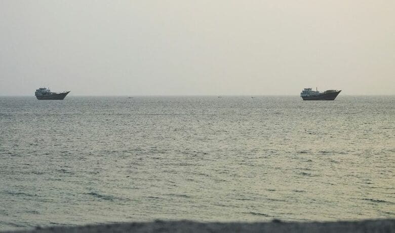 ホルムズ海峡を航行する船舶。2026年7月15日撮影　REUTERS/Stringer