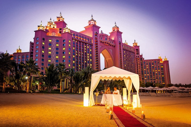 ドバイのビーチでディナーを楽しむカップル　DUBAI DEPARTMENT OF ECONOMY AND TOURISM