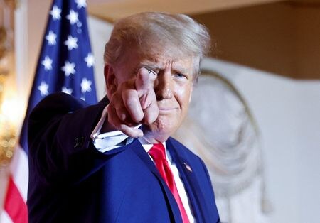 トランプ前米大統領の側近が１５日、同氏の２０２４年大統領選出馬に向けた書類を連邦選挙委員会（ＦＥＣ）に提出した。写真は出馬表明したトランプ氏（２０２２年　ロイター／Jonathan Ernst）