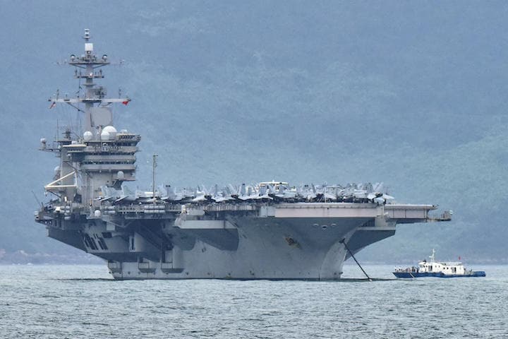 米空母セオドア・ルーズベルト。艦内の居室は狭くウイルスの「温床」にもなりかねない（写真は3月２日、ベトナムのダナン）　Kham-REUTERS