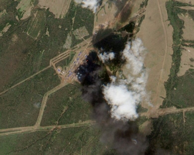 ウクライナの無人機攻撃を受け煙を上げる石油ポンプ場の衛星画像。7日にロシア中部ペルミ市で撮影。EUROPEAN UNION/COPERNICUS SENTINEL-2/Handout via REUTERS