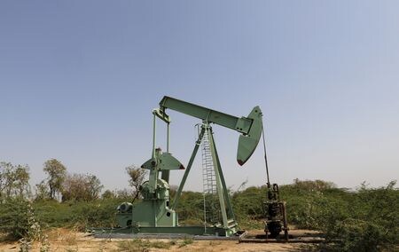 １月１５日、インド政府は原油にかかる超過利潤税について、トン当たり１７００ルピー（２０．５３ドル）に引き下げると発表した。これまでは２３００ルピーだった。１６日から適用される。写真はインド西部アーメダバード郊外の油田。２０１６年２月撮影（２０２４年　ロイター/Amit Dave）