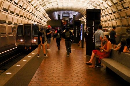 　８月１６日、米南部ウェストバージニア、サウスカロライナと中西部オハイオの３州は１６日、トランプ政権の要請に基づいて首都ワシントンに州兵を派遣すると発表した。写真は１５日、米首都ワシントンの地下鉄駅を走る連邦捜査局（ＦＢＩ）のメンバーら（２０２５年　ロイター/Jose Luis Gonzalez）