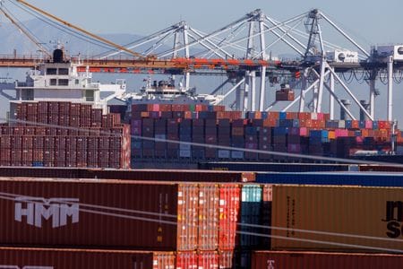 １０月１０日、今年の年末商戦に向けた米小売業者の商品輸入は２０１９年に近いペースで進んでいる。米ロサンゼルスの港で２０２１年１０月撮影（２０２３年　ロイター/Mike Blake）