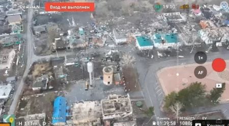 ウクライナ軍が、ロシアのクルスク地方で苦戦の末に獲得した足場を喪失しつつあるとみられる。写真は１２日、ドローンから撮影したロシア西部クルスク州スジャ。ＳＮＳの動画から（２０２５年　ロイター/Social Media via REUTERS）