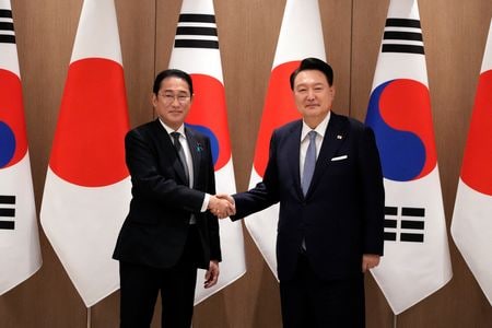 　９月６日、 韓国の尹錫悦大統領（写真右）は、訪韓した岸田文雄首相（同左）との首脳会談の冒頭、日本との関係における前向きな勢いを維持することが重要だと述べた。ソウルで同日代表撮影（２０２４年　ロイター）