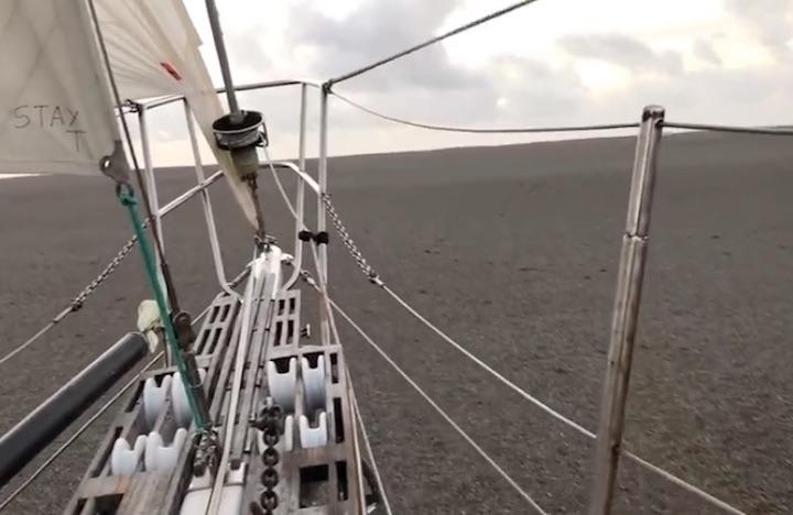 大量の軽石が「浮島」となって海を漂う...... 　YShannon Lenz-ouTube