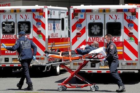 米疾病対策センター（ＣＤＣ）が２０日発表した報告書によると、今年１月２６日から１０月３日までの米国内の死者数は過去平均に比べ２９万９０２８人多かった。新型コロナウイルス感染症が直接的または間接的な要因になったという。ニューヨーク市で５月撮影（２０２０年　ロイター/BRENDAN MCDERMID）