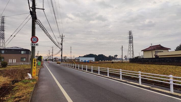 飲酒運転のトラックの暴走により児童5人が死傷した事故現場。事故発生当時は歩道もない抜け道だったが、事故後新たにガードレールが設置された。（千葉県八街市）　筆者撮影