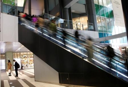 総務省が２７日に公表した１０月の東京都区部消費者物価指数（生鮮食品を除く、コアＣＰＩ）は１０６．０と、前年同月比２．７％上昇した。写真は２０１７年３月、都内の商業施設で撮影（２０２３年　ロイター／Kim Kyung-Hoon）