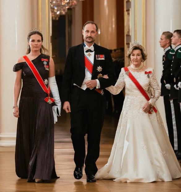 ノルウェー王宮で開かれた公式晩餐会に出席したイングリッド・アレクサンドラ王太女（左）、父ホーコン国王（中央）、祖母ソニア王妃（右）。王太女は華やかなティアラと濃紫色のドレスを身にまとった detnorskekongehus instagram