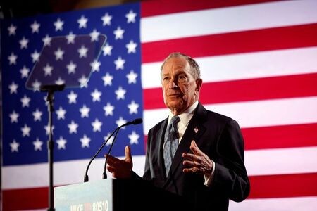 　米民主党の大統領選候補指名獲得を目指す候補者らは１６日、これまで討論会への参加資格がなかったブルームバーグ氏（写真）が１９日の討論会に初参戦する公算が大きくなり、直接対決への意欲を示した。写真は１２日テネシー州チャタヌーガで撮影（２０２０年　ロイター／Doug Strickland）