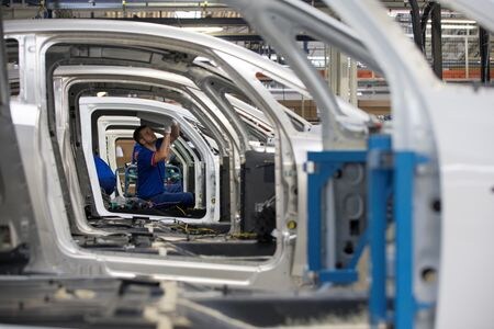 ２月２１日、Ｓ＆Ｐグローバルが発表したフランスの２月の総合購買担当者景気指数（ＰＭＩ）速報値は昨年１０月以来初めて好不況の分かれ目である５０を上回った。仏ディエップのルノーの工場で２０１５年９月撮影（２０２３年　ロイター/Philippe Wojazer）