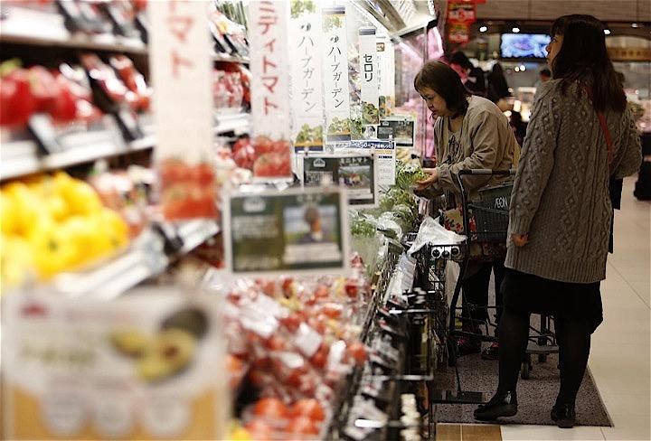 食品業界を中心に値上げの動きが相次いでいる。大型ペットボトルや即席麺、サバ缶、冷凍食品、アイスクリーム、スナック菓子、コーヒーなど幅広い範囲で価格上昇が始まった。写真は都内で２０１４年２月撮影（２０１９年　ロイター／Yuya Shino）