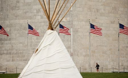 　トランプ米大統領は２４日、カナダと米国を結ぶ原油パイプライン「キーストーンＸＬ」の建設を望んでいると述べた上で、規制当局の承認を容易にすることを約束した。写真は同パイプラインなどに抗議するため、ワシントン・モニュメント付近に先住部族のメンバーが建てたティピー。ワシントンで２０１７年３月撮影(２０２５年　ロイター/Kevin Lamarque)