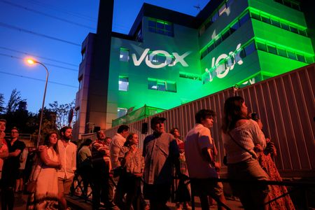 　７月２３日のスペイン総選挙で極右政党ボックス（ＶＯＸ）は議席を減らし、フランコ独裁体制以来となる強硬右派政党の政権入りがひとまず回避された。写真は同日、マドリードにあるボックス本部の外で選挙結果を待つ党首の支持者ら（２０２３年　ロイター/Vincent West）