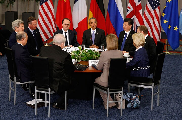 今週の核安全保障サミットで核保有国の首脳と話すオバマ大統領　Kevin Lamarque-REUTERS