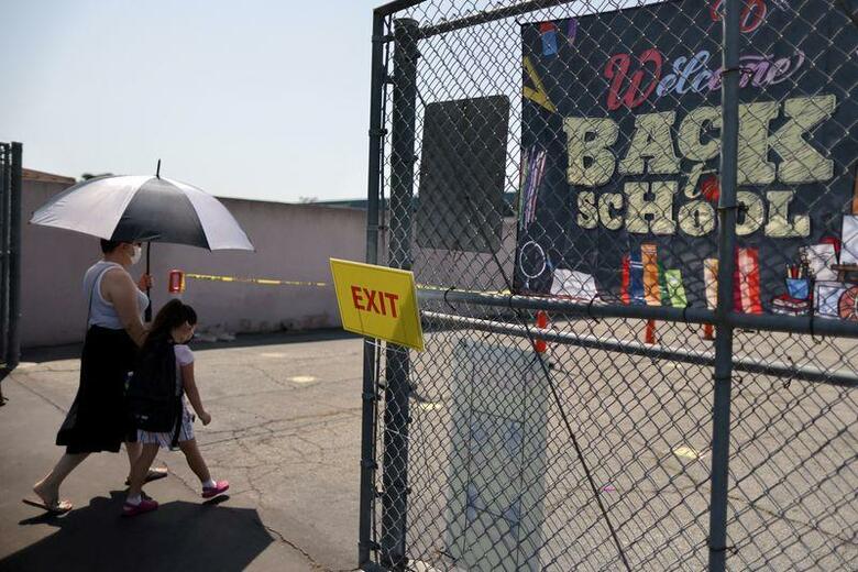 バイデン米政権は12日、学校での新型コロナの検査能力を倍増するなど、対面授業を続けるための新たな対策を発表した。新型コロナウイルスのオミクロン変異株が米国内で急拡大していることを受けた。2021年8月撮影（2022年　ロイター/Lucy Nicholson）